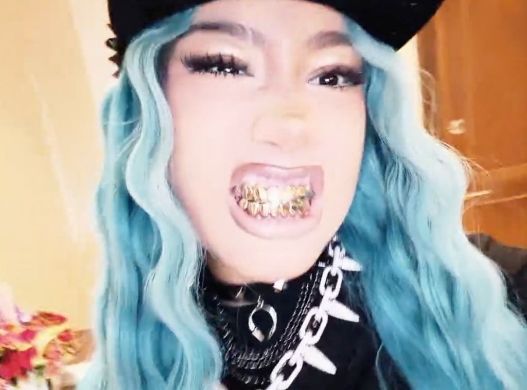 Con gai 12 tuoi cua Kim Kardashian boc vang ca ham rang hinh anh