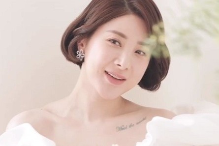 Tinh trang cua nu ca si ly hon sau nua nam cuoi hinh anh