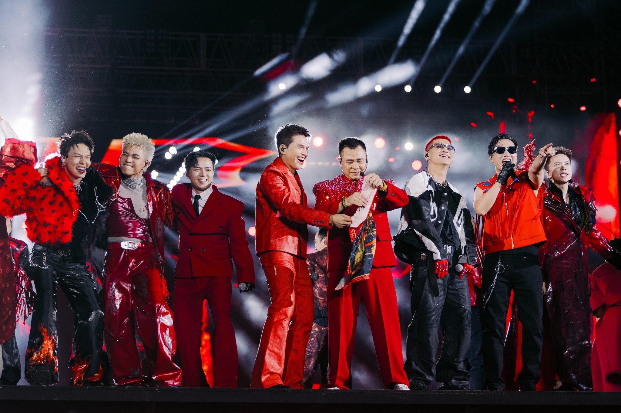 Techcombank chieu 'Gai Con' het muc, xoa diu hoi chung hau concert hinh anh