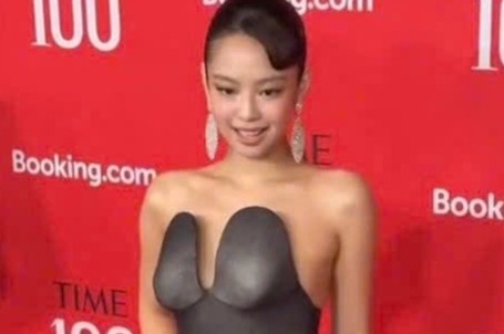 Chiec vay 'tham hoa' cua Jennie hinh anh