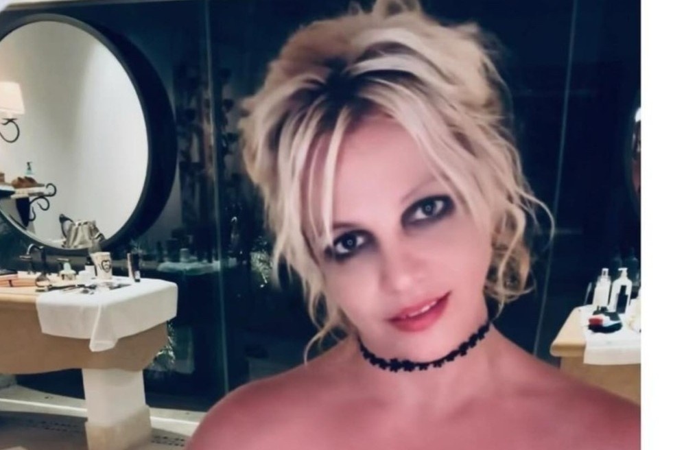 Britney Spears gay nao loan o nha hang hinh anh