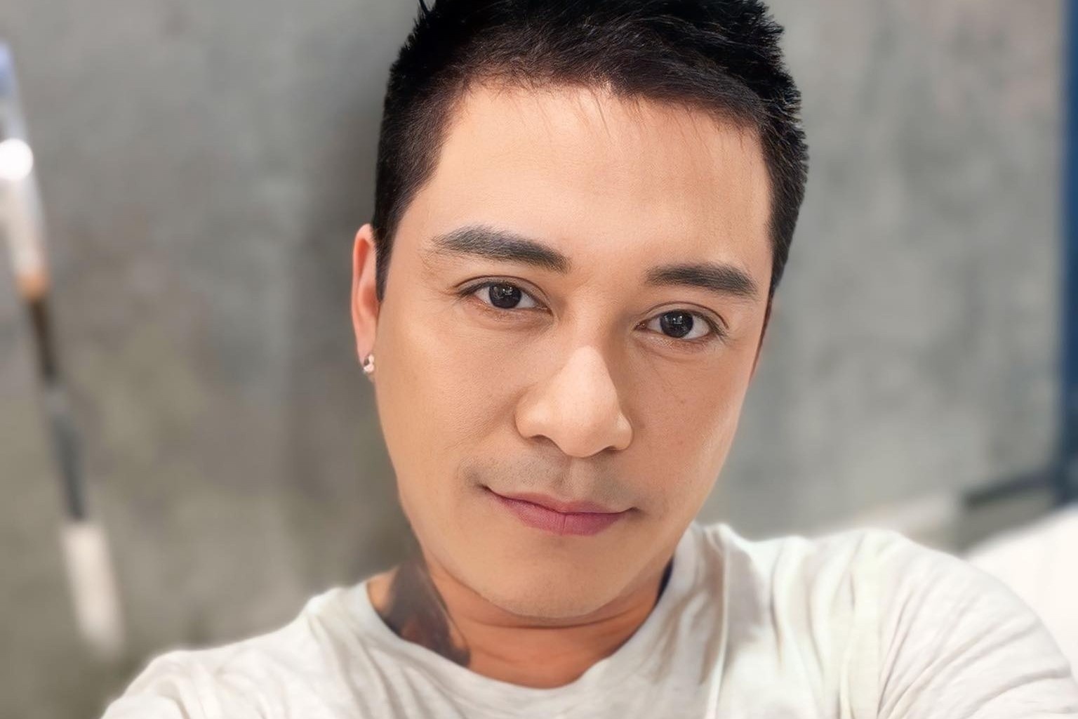 Tuan Hung buc xuc hinh anh