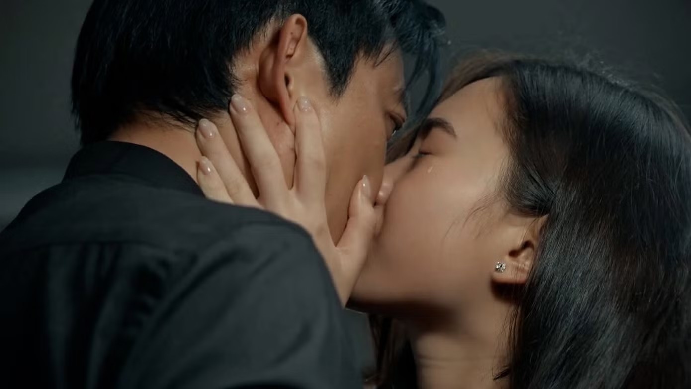Canh ngoai tinh khien khan gia 'soi mau' hinh anh