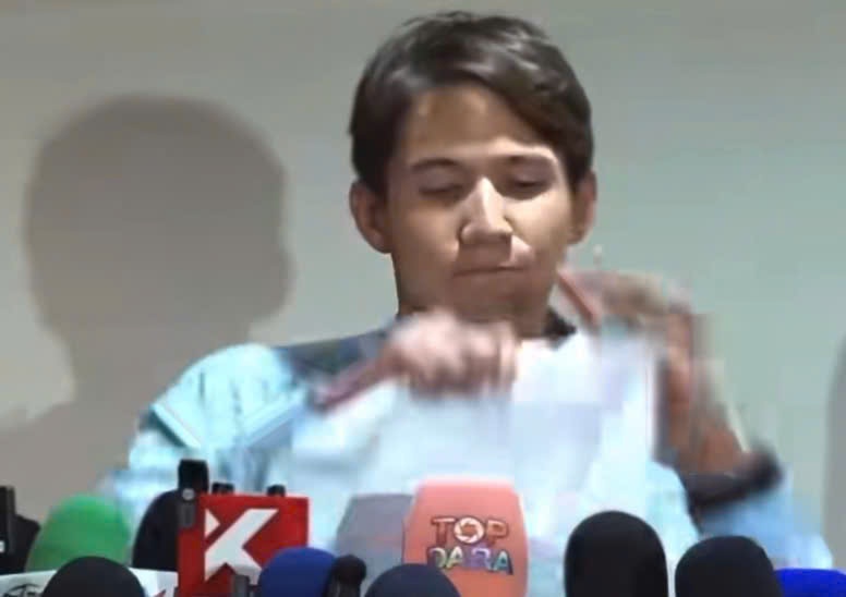 Clip thieu gia Singha xe 'hop dong bit mieng' viral khap MXH hinh anh