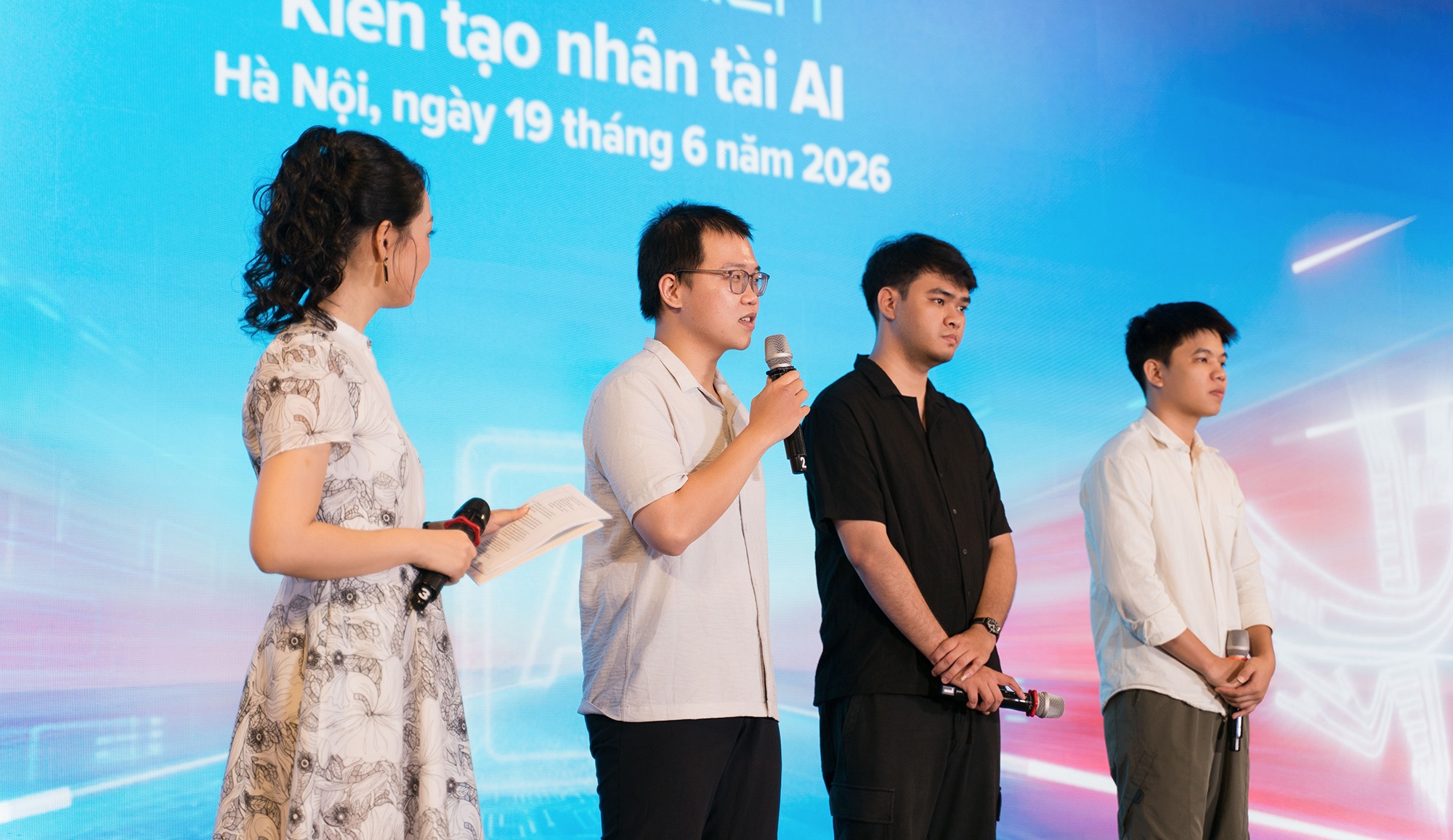 AI thuc chien tro lai hinh anh