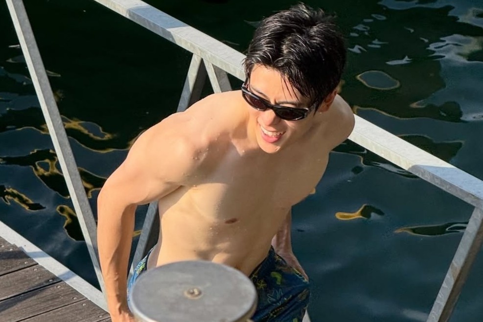 Danh tinh nam ca si dang gay xon xao MXH hinh anh