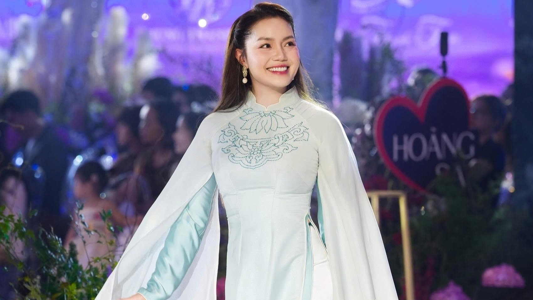 Ngoc Anh xuat hien cung chong tren san dien hinh anh