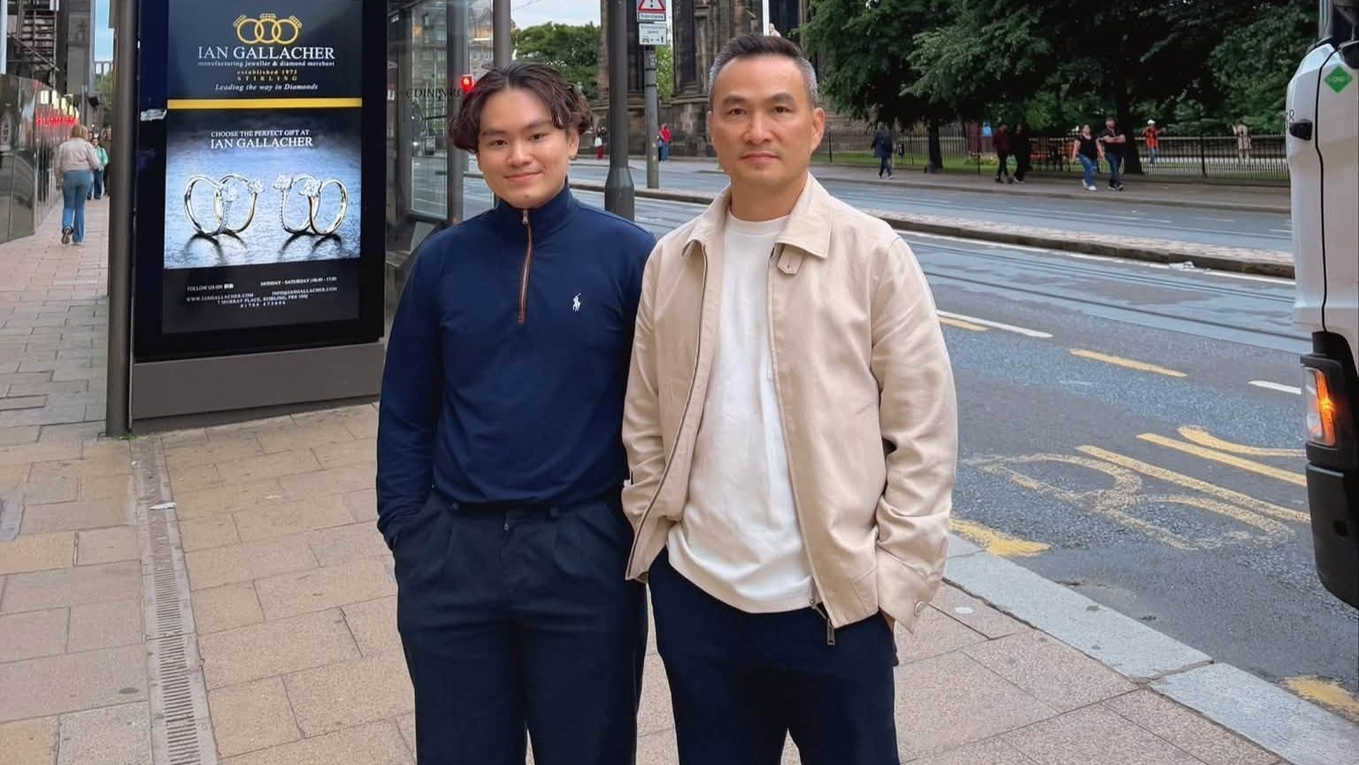 Chi Bao dua vo con sang Anh hinh anh