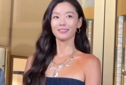 Mợ chảnh Jun Ji Hyun gây bàn tán