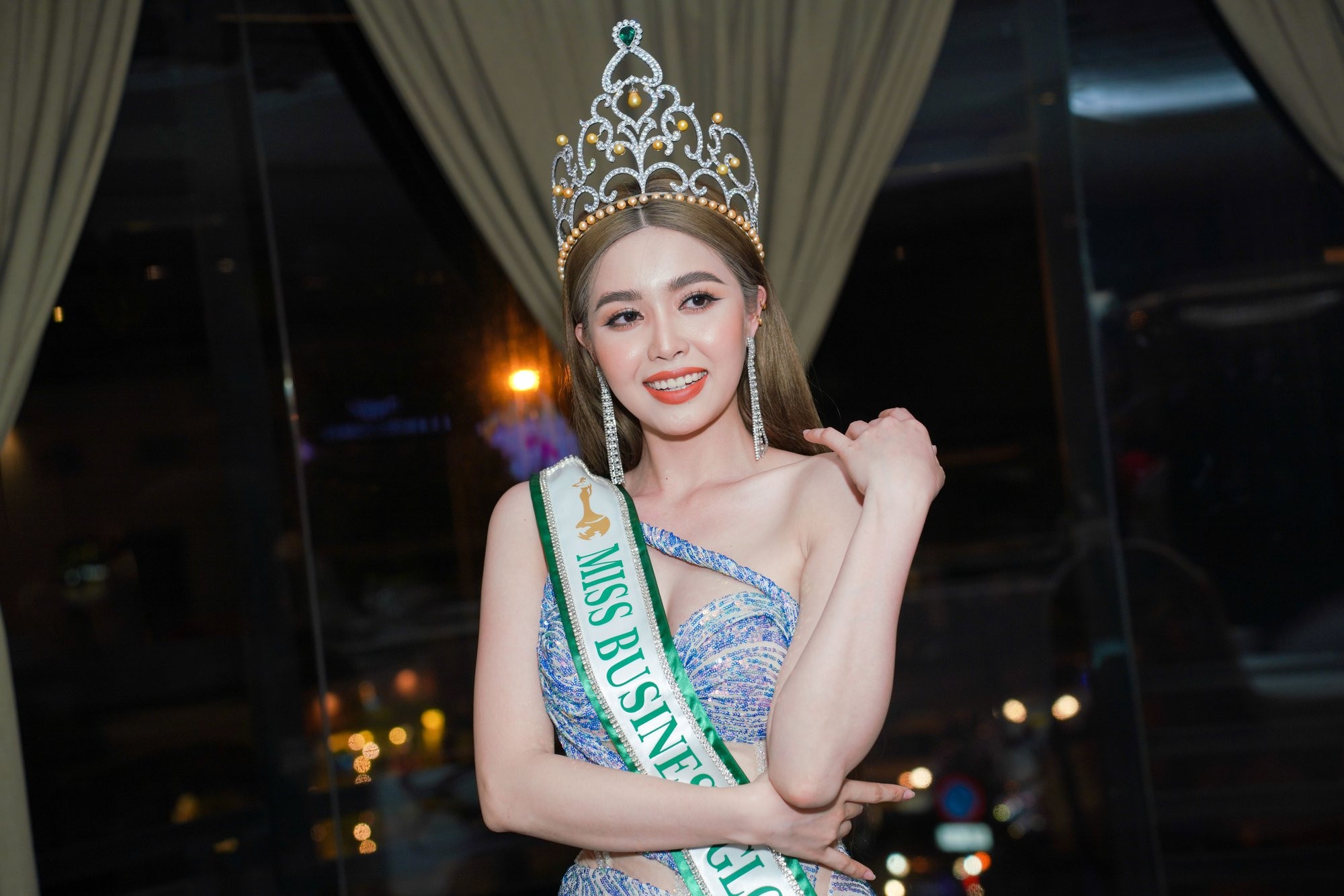 Thêm thông tin vụ 'vương miện 3 tỷ đồng không có kim cương thật'