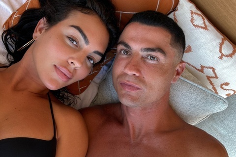 Vợ sắp cưới của Ronaldo đáp trả