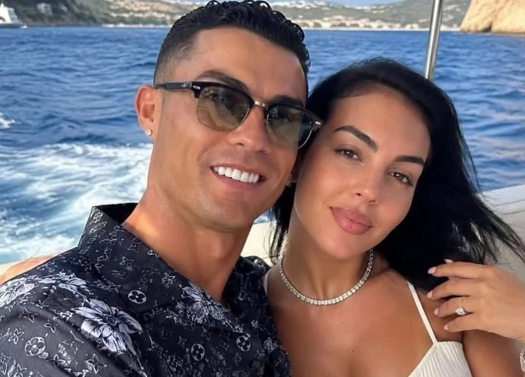 Vợ sắp cưới của Ronaldo đáp trả