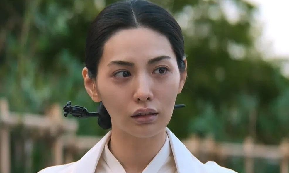 Thấy gì khi 'mỹ nhân đẹp nhất thế giới' phải xin lỗi vì đôi môi tều