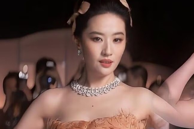 Lưu Diệc Phi lại bị chỉ trích