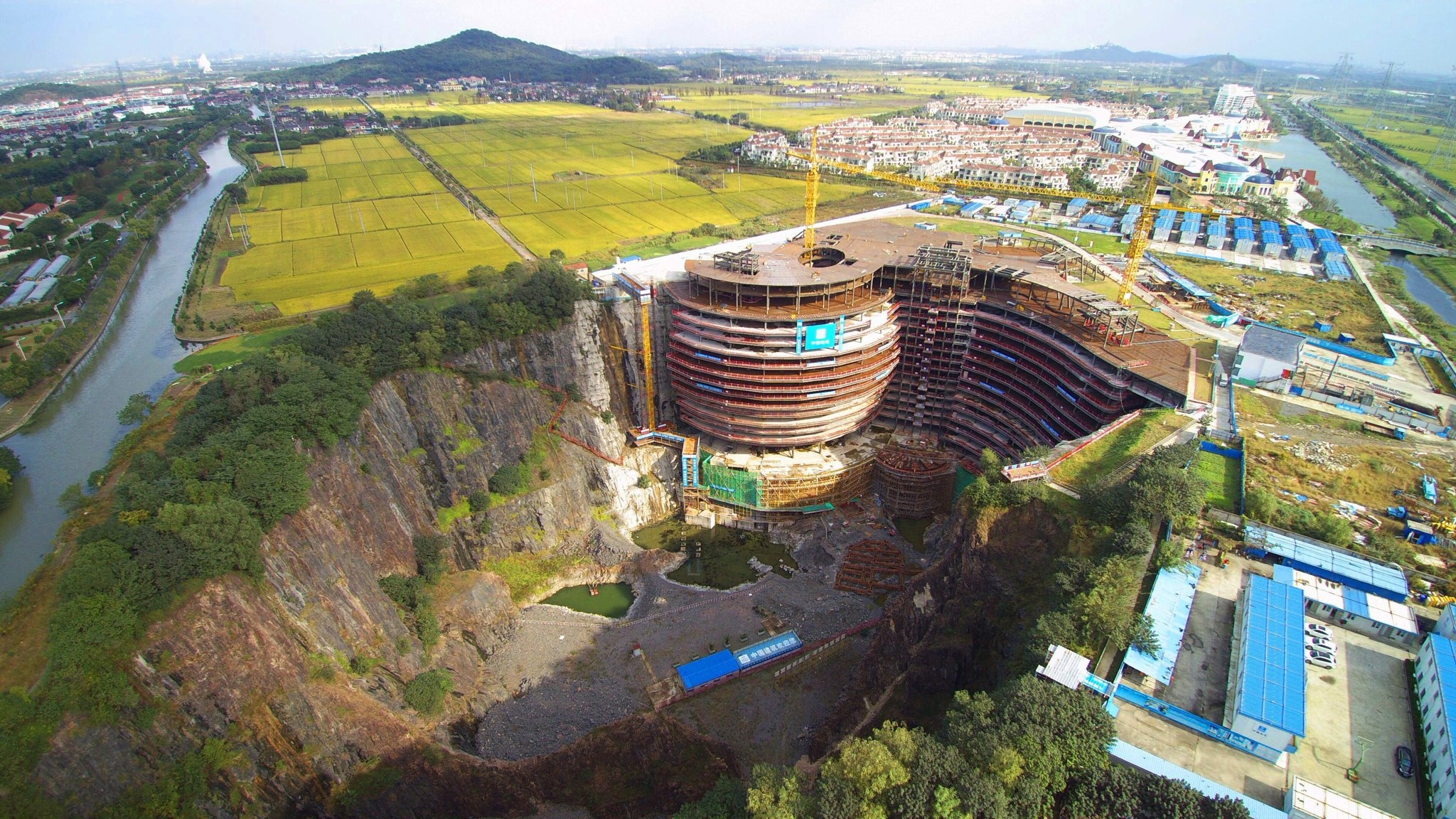 Khach san duoi long dat anh 7