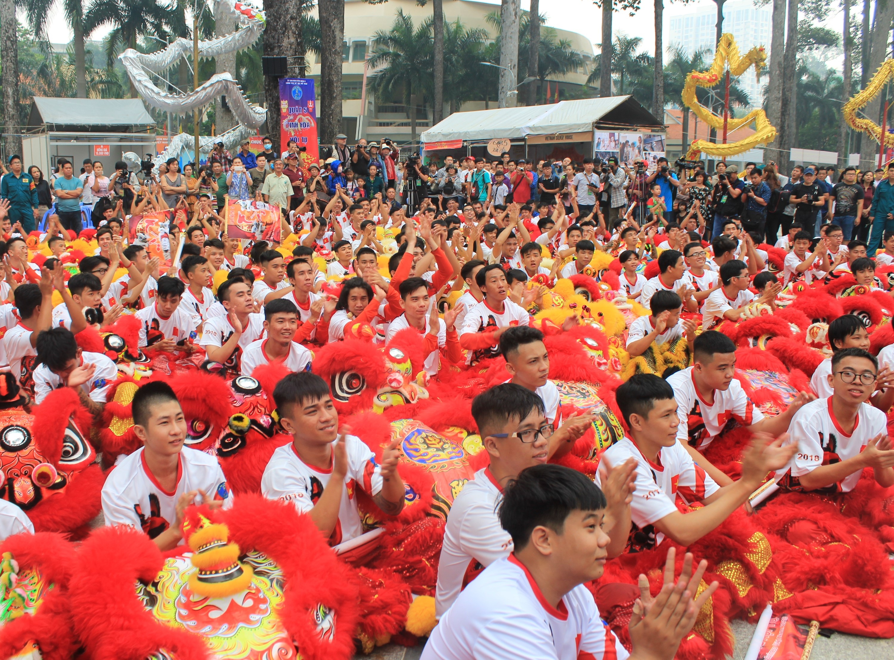 Lien hoan lan su rong TPHCM anh 1