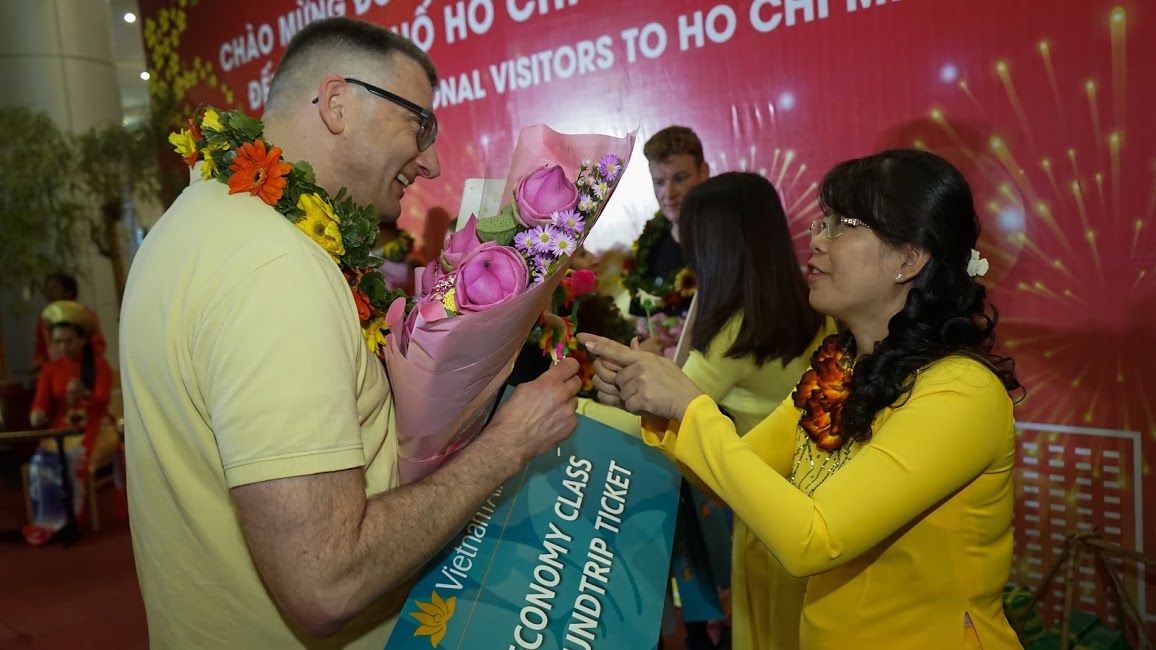 Du khach dau tien 2019 den TP.HCM va Ha Noi duoc chao don nong nhiet hinh anh
