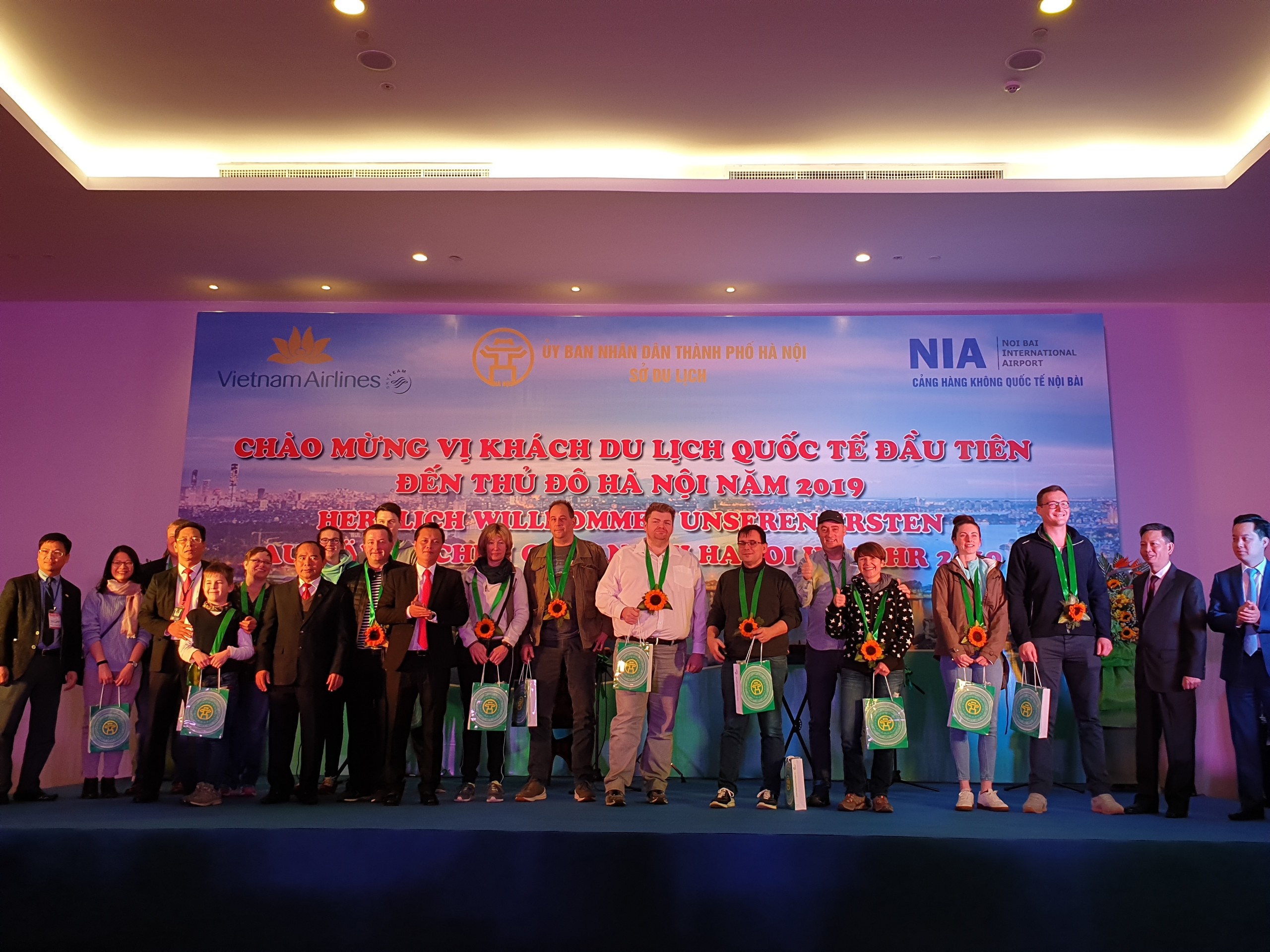 Những hành khách đầu tiên đến Việt Nam  ảnh 1 Nhung hanh khach dau tien den Viet Nam anh 1
