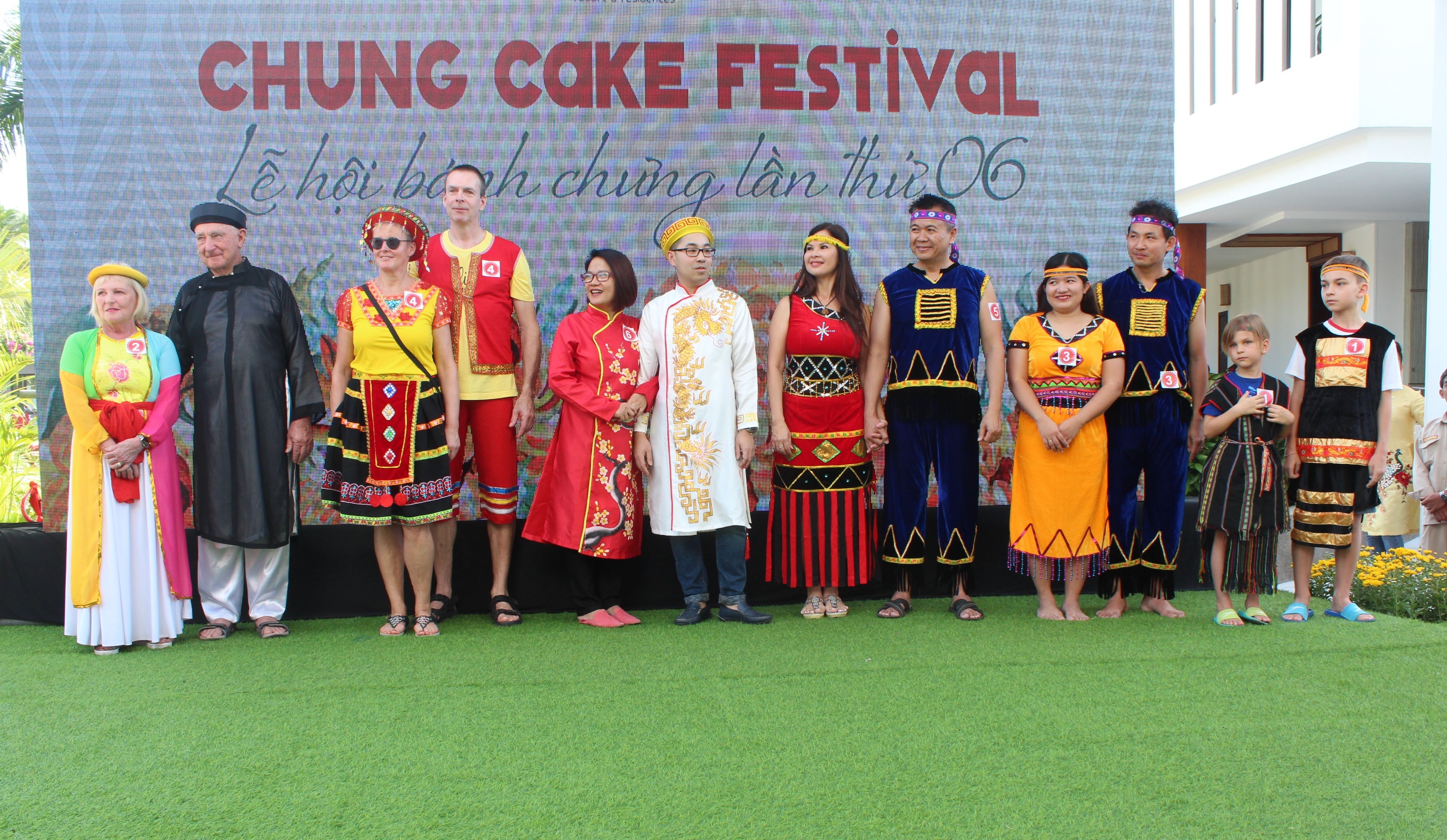 nguoi nuoc ngoai don Tet Am lich anh 9