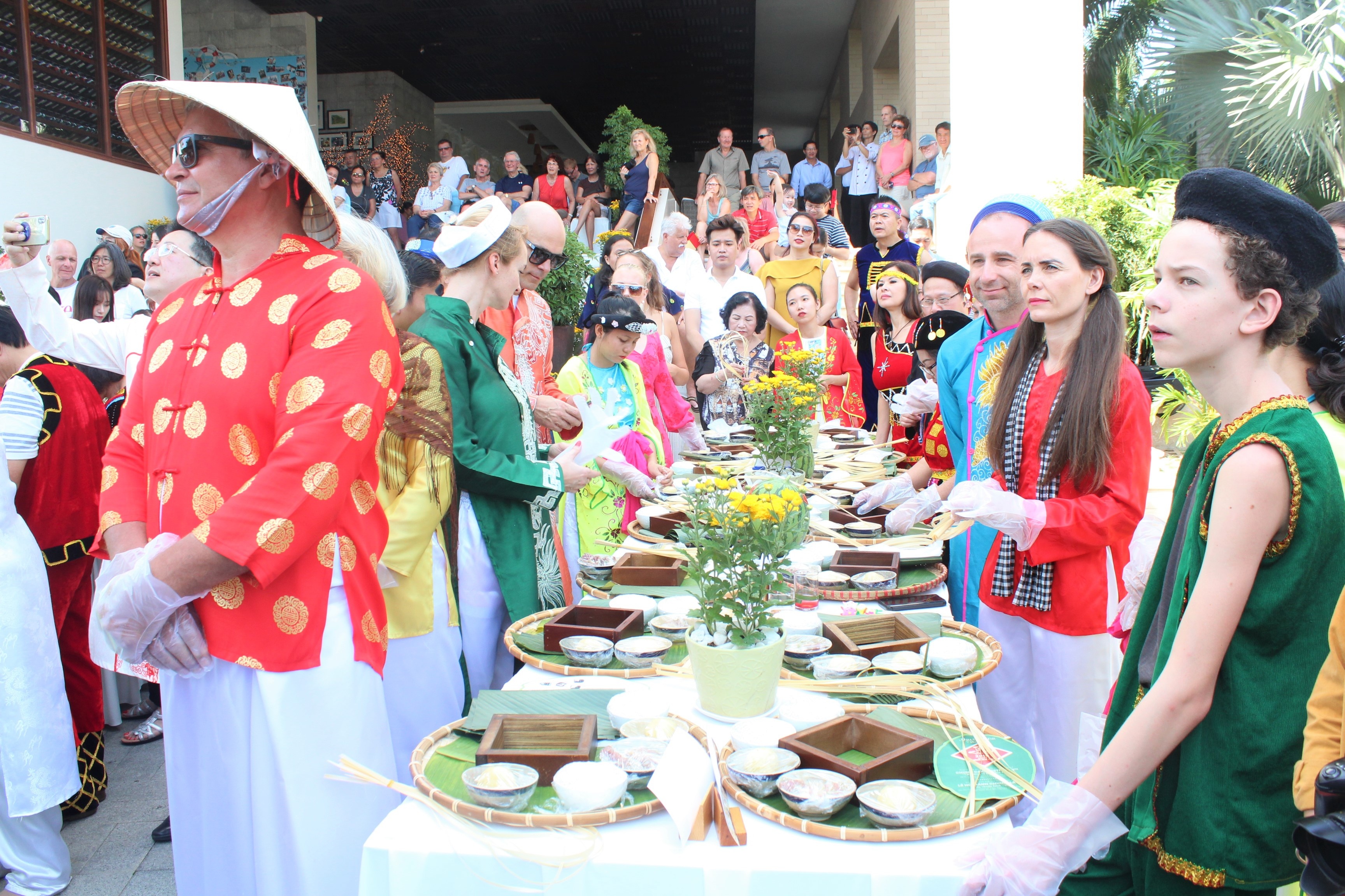 Khach Tay 'tron' mua dong sang Viet Nam lam banh chung hinh anh