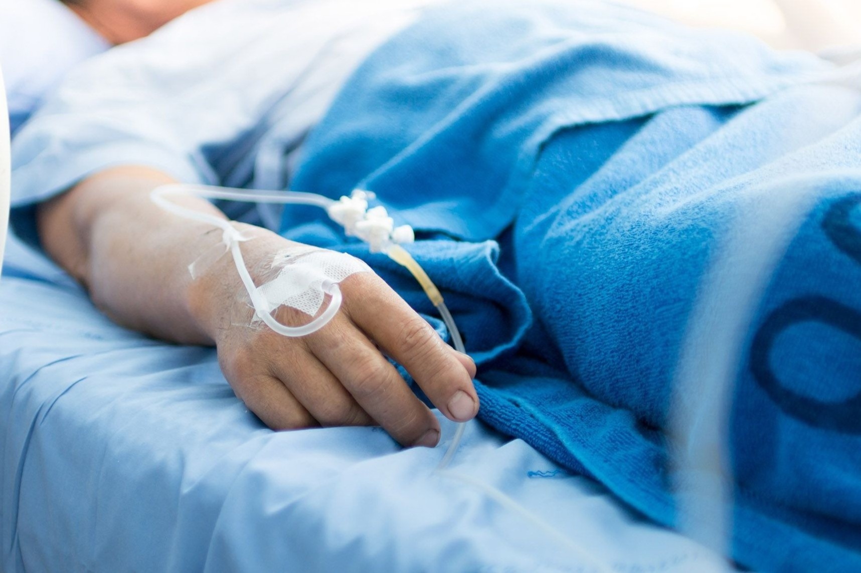 Cuu thanh nien nuot luoi dao nhon vao bung hinh anh