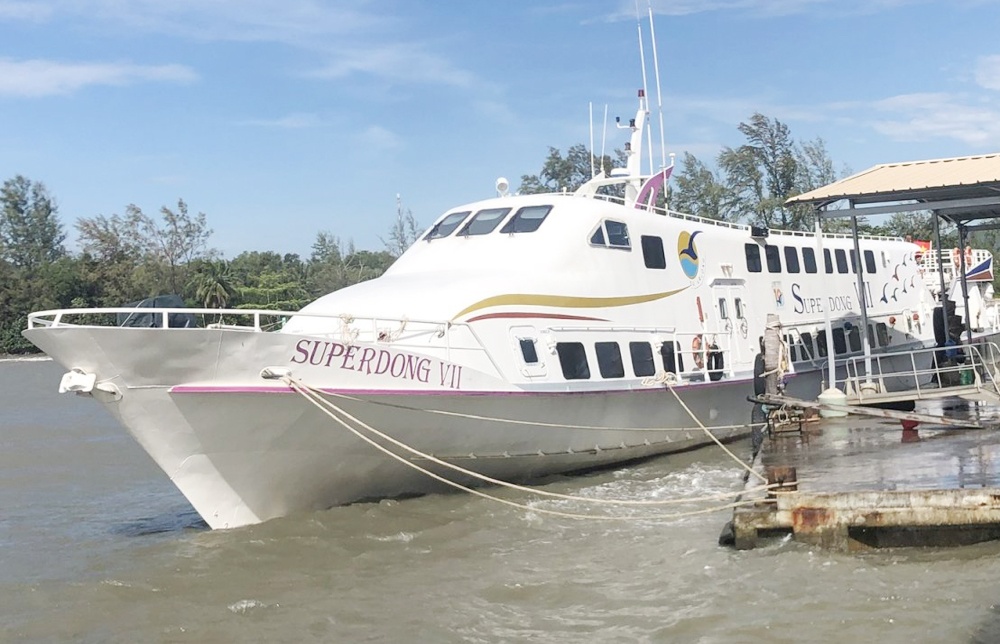 Tau cao toc tam dung ra dao Phu Quoc hinh anh