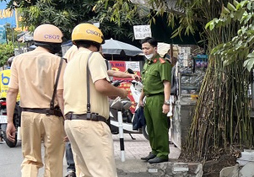 Tai xe xe may tong dai uy cong an trong thuong hinh anh