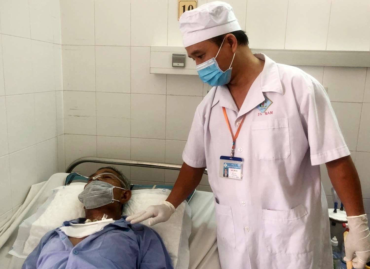 Cuu nguoi dan ong xuat huyet luoi co khoi u ac tinh hinh anh