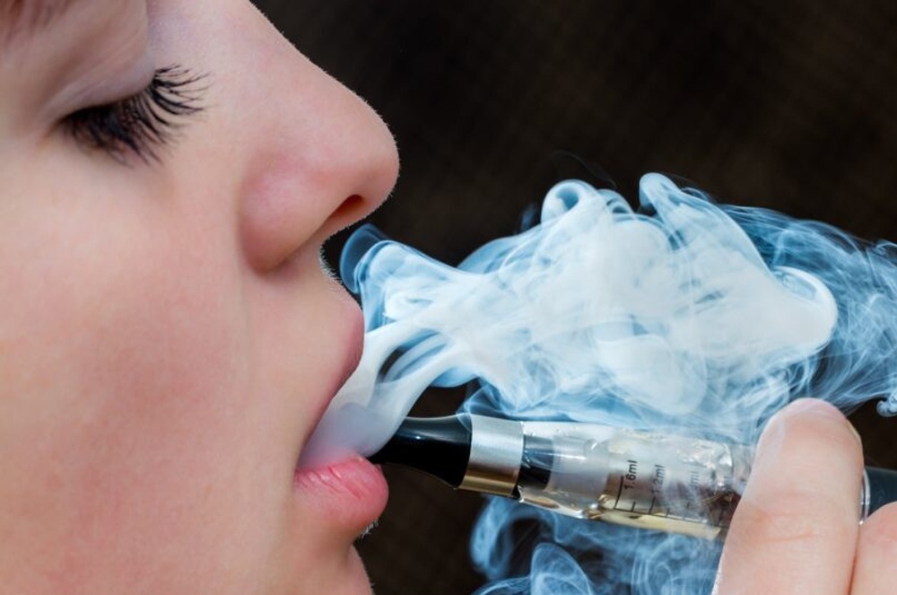 Phat nu hanh khach hut thuoc tren may bay hinh anh