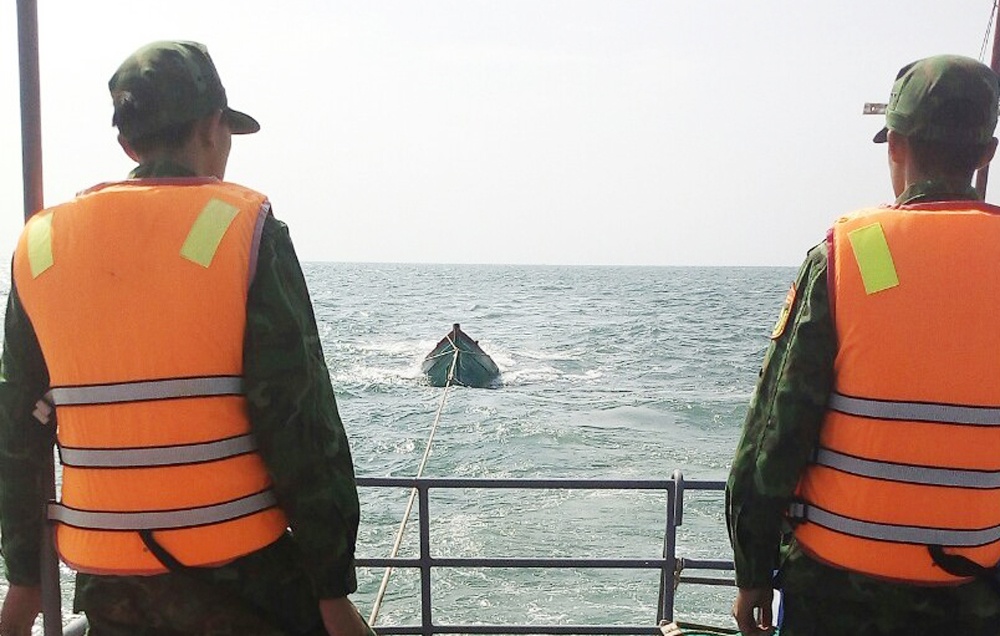 Bo doi bien phong cuu 3 ngu dan gap nan ngoai khoi hinh anh