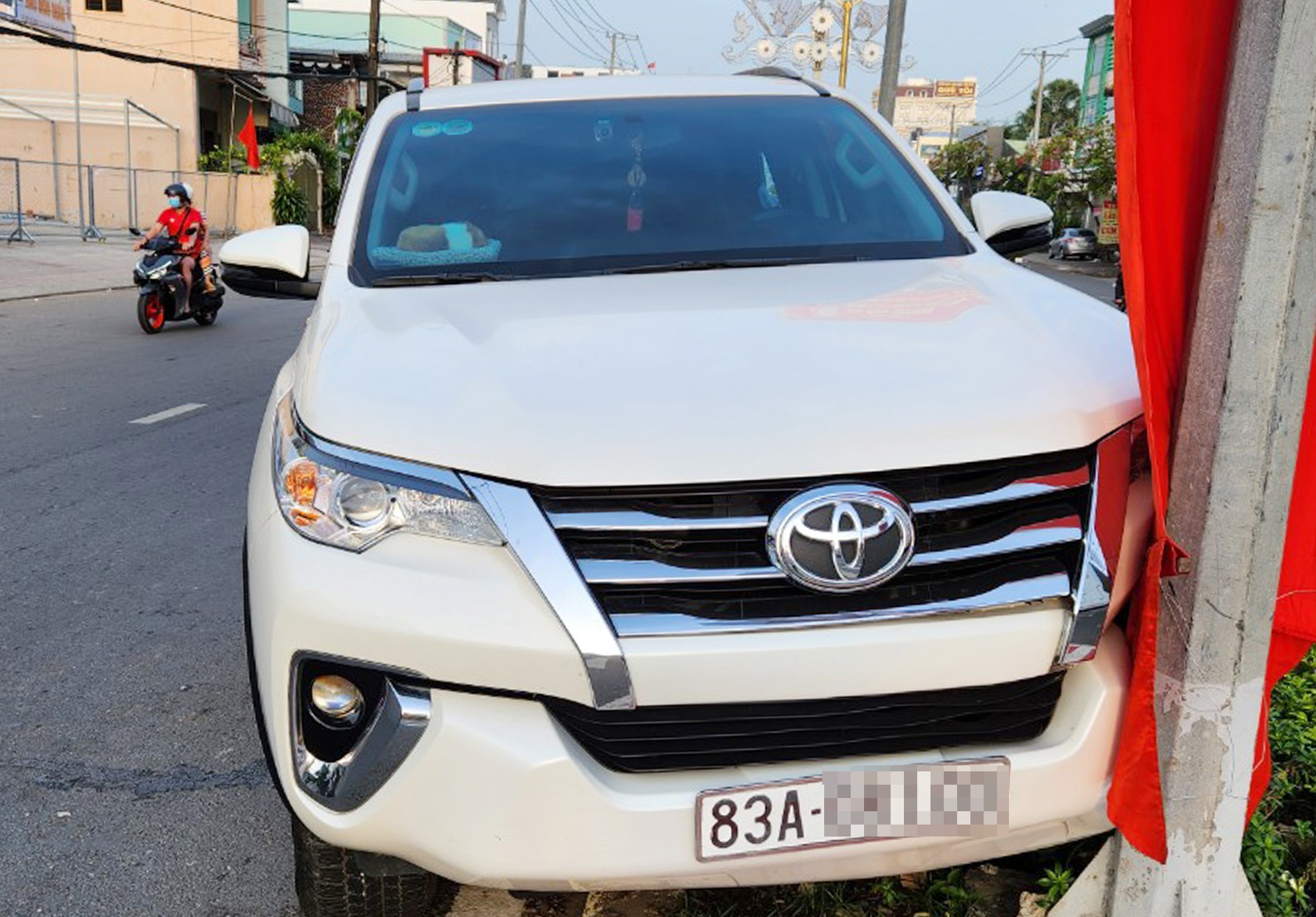 Nguoi dan dap kinh, cuu tai xe dot quy trong oto hinh anh