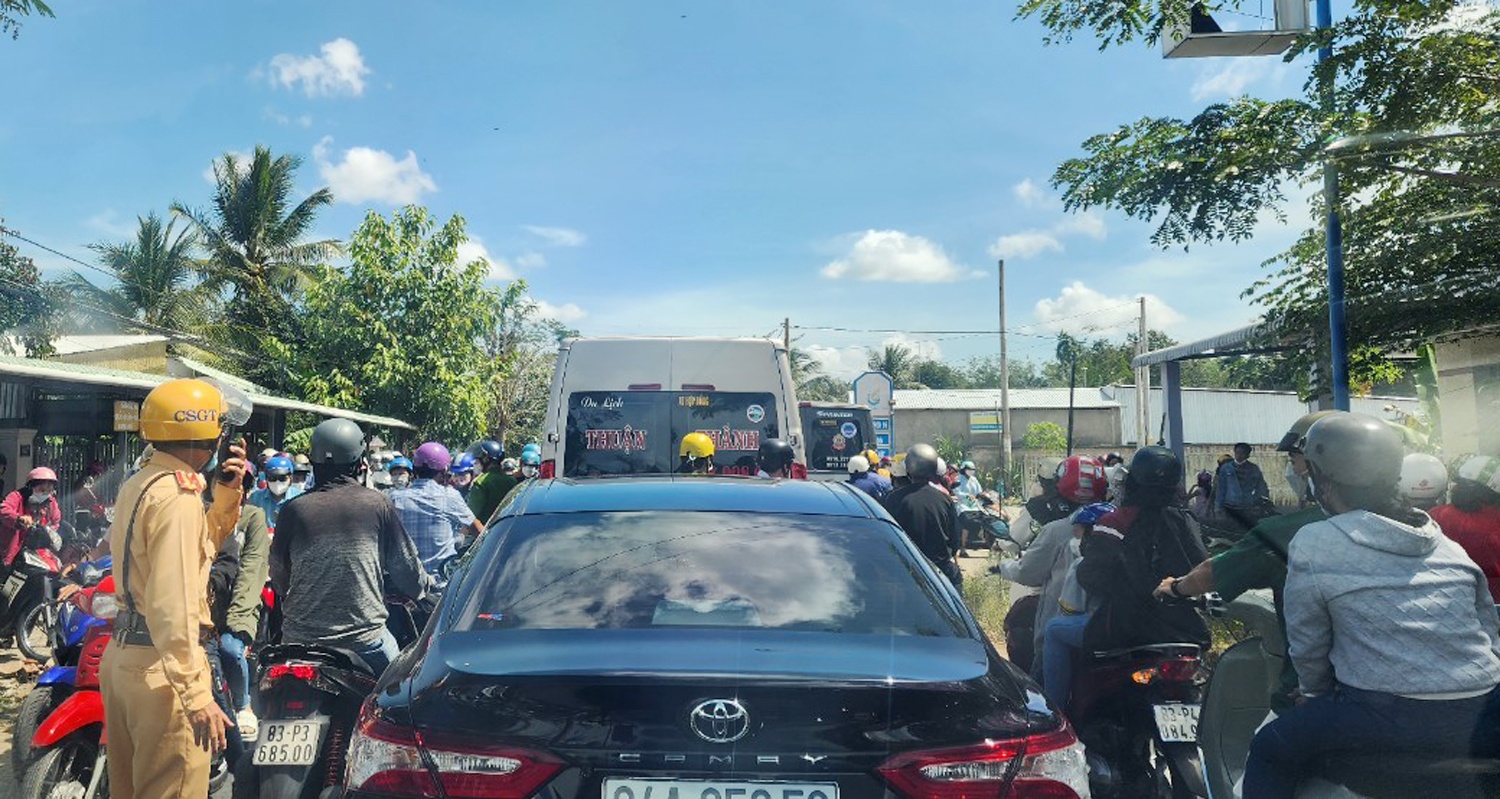 Di chua gay ket xe anh 1