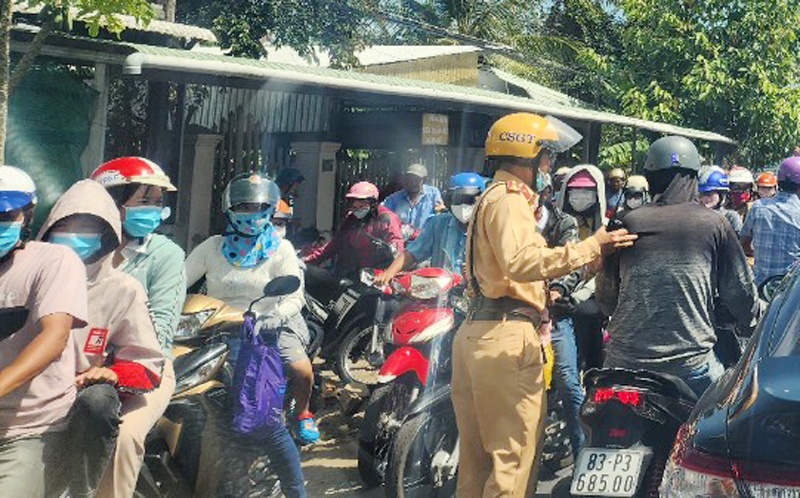 Duong vao chua o Soc Trang ket xe nghiem trong hinh anh