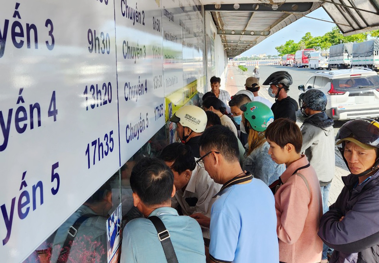 Du khach chen chuc mua ve pha di Phu Quoc hinh anh