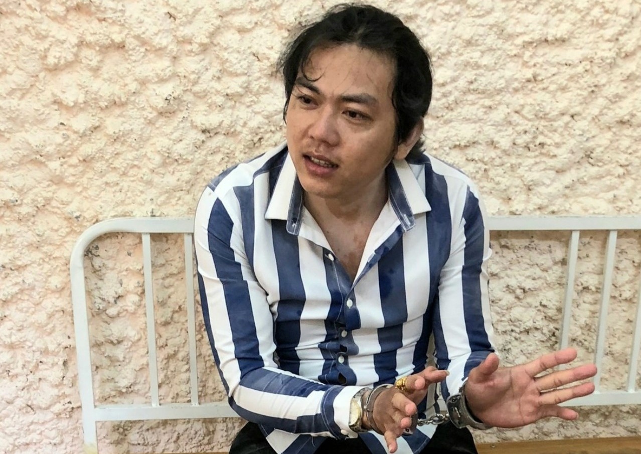 Tam giu nghi can dung sung cuop day chuyen trong tiem vang hinh anh