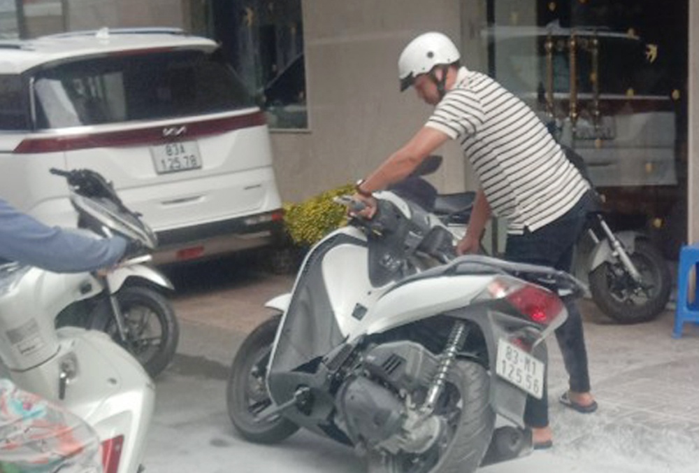 Bat giu nguoi dan ong cam vat giong sung trong tiem vang o Soc Trang hinh anh