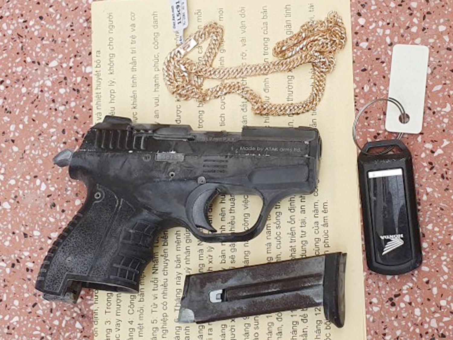 Kham xet nha nghi pham dung sung cuop day chuyen trong tiem vang hinh anh