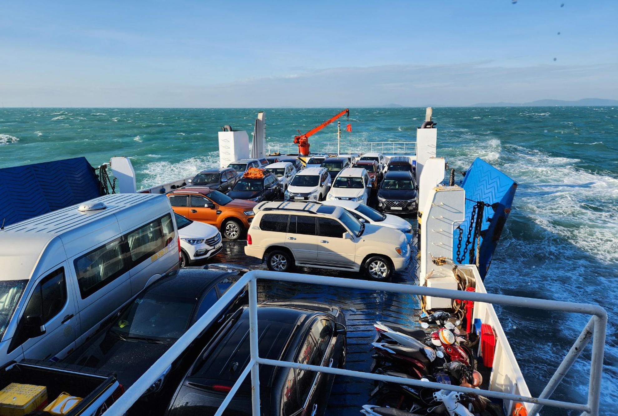 Nhieu du khach o Phu Quoc chuyen huong ve Ha Tien vi song lon hinh anh