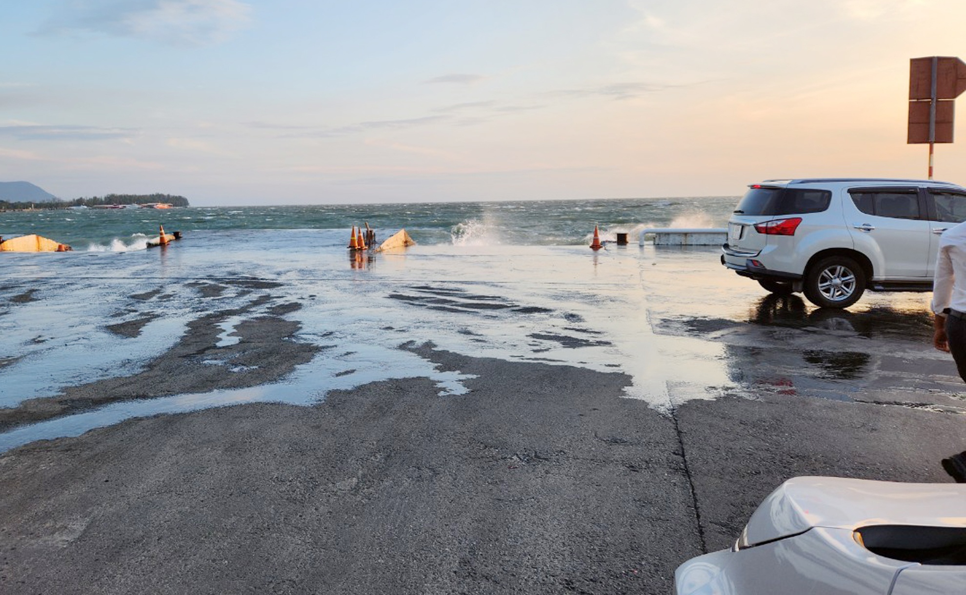 Biển Phú Quốc sóng lớn ảnh 1 Bien Phu Quoc song lon anh 1