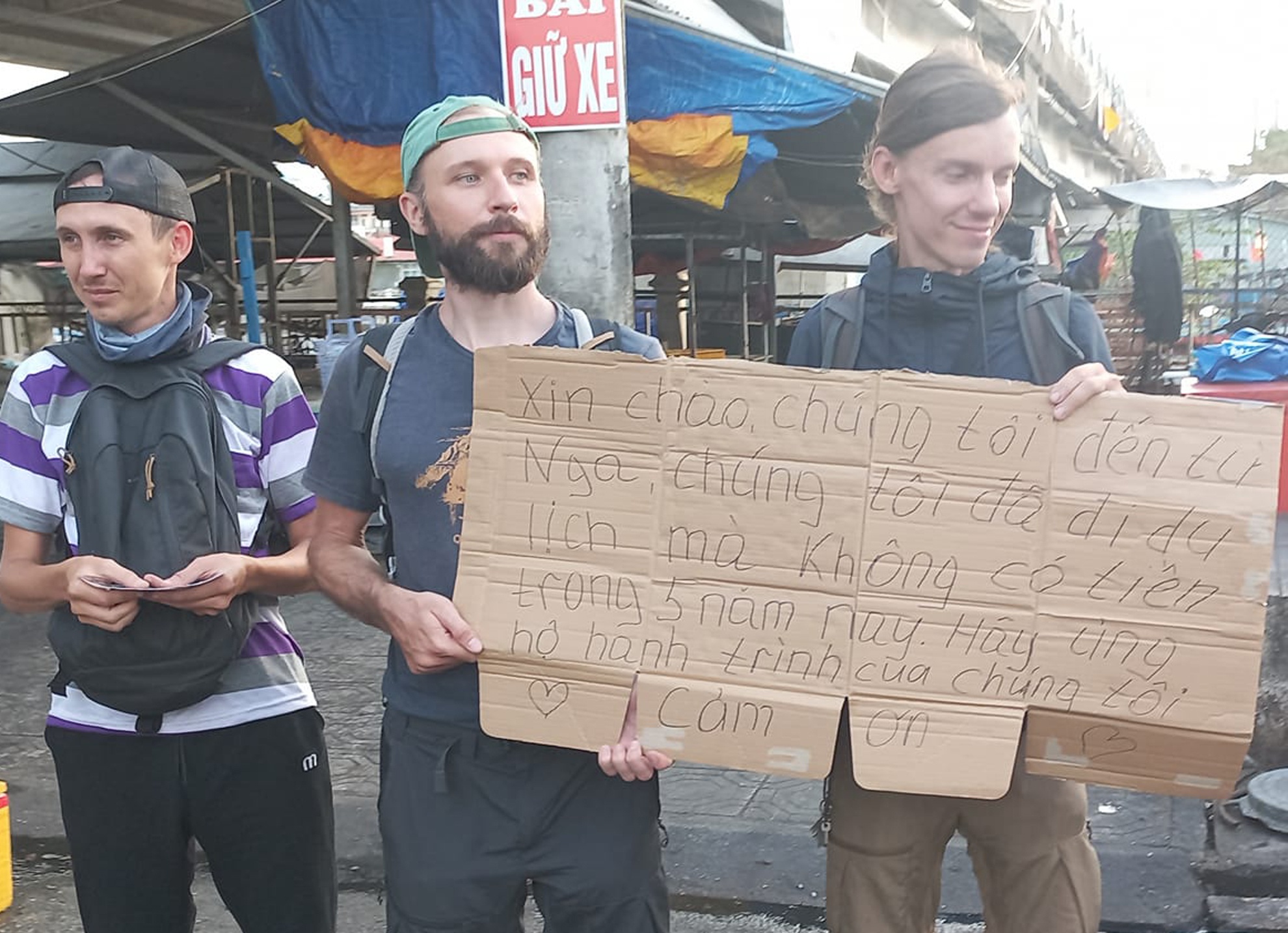 Nhom khach ngoai quoc xin tien gan cho Phu Quoc hinh anh