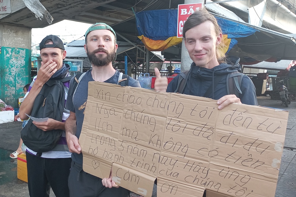 Clip du khach Nga cam bang xin tien o Phu Quoc hinh anh