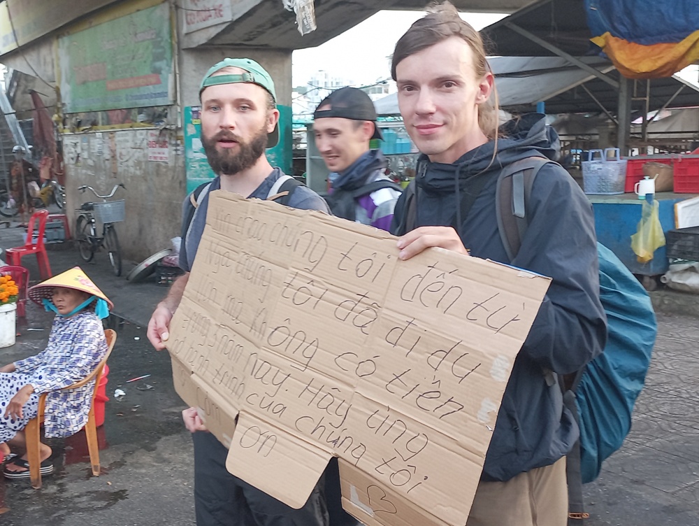 Chinh quyen Phu Quoc tim hieu vu khach ngoai quoc xin tien gan cho hinh anh