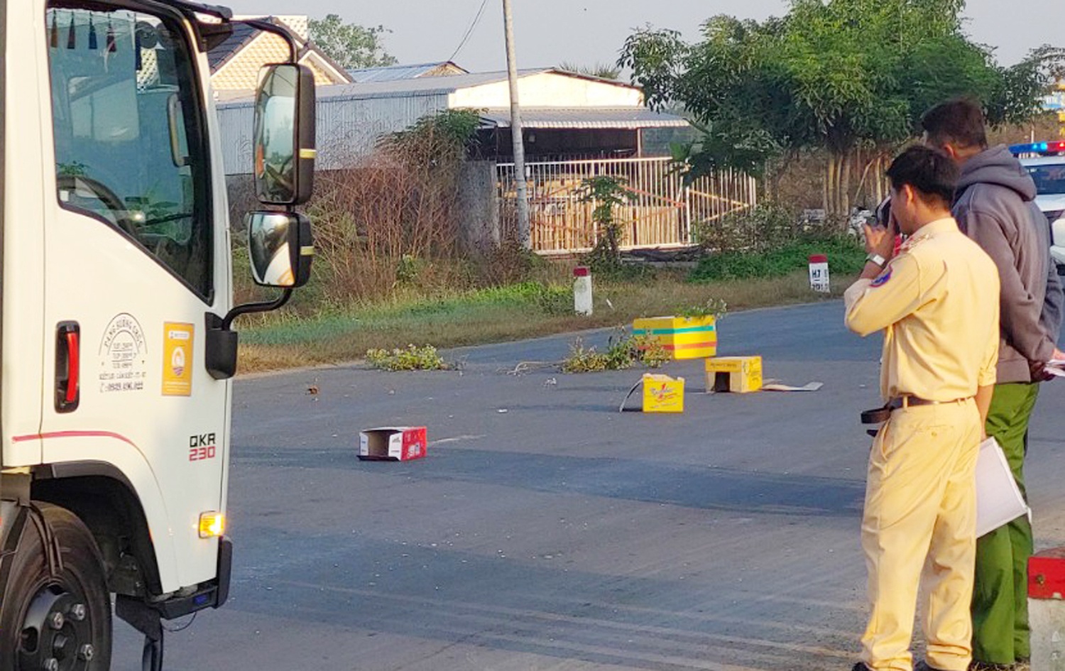 Truy tim tai xe trong vu tai nan chet nguoi luc rang sang hinh anh