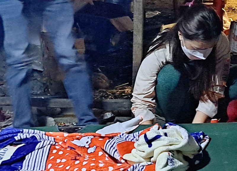 Oto tong be trai 2 tuoi tu vong khi chay vao hem o Phu Quoc hinh anh