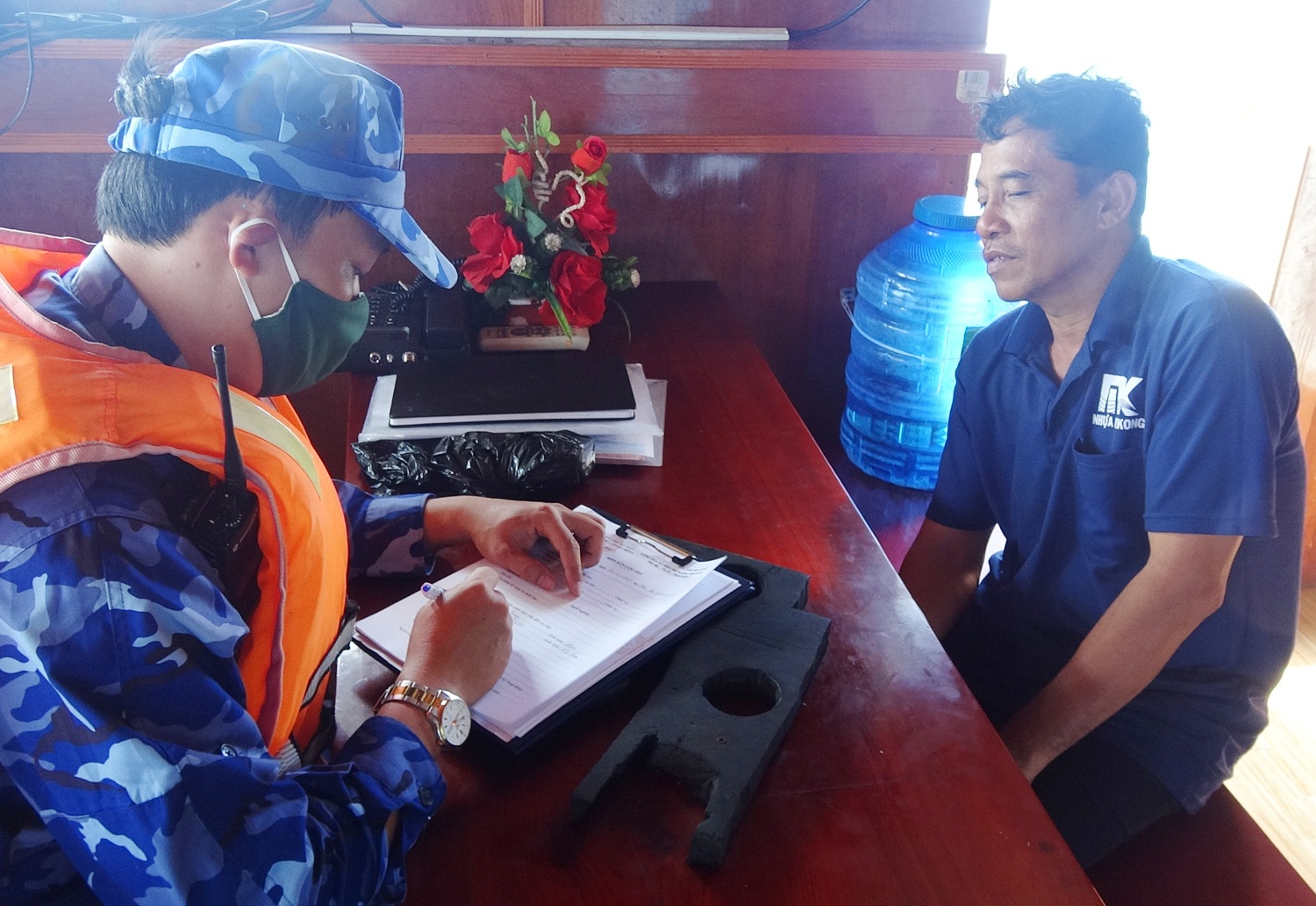 Canh sat bien bat giu 3 tau ca cho 200.000 lit dau khong ro nguon goc hinh anh