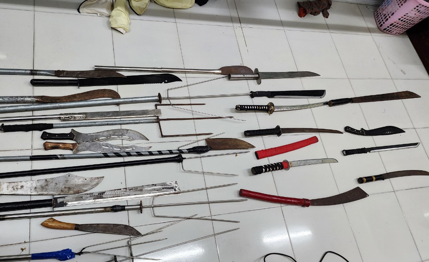 Ngan chan 46 thanh nien mang hung khi di danh nhau hinh anh