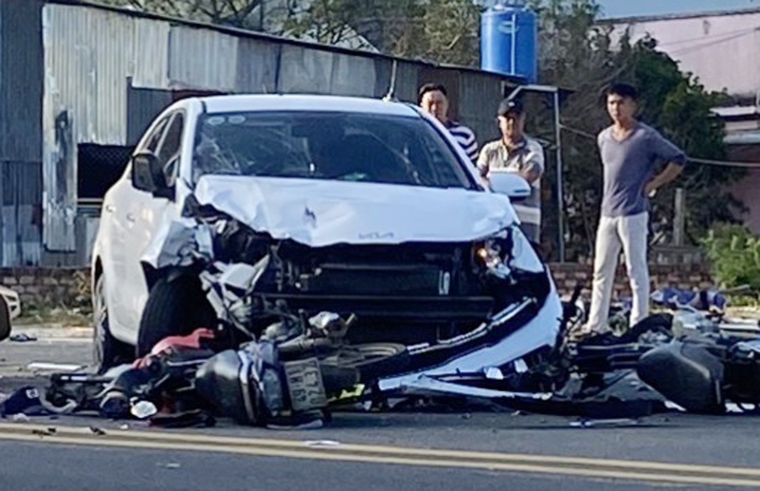 Tai xe tong chet 2 cha con khi dang chay xe di don khach hinh anh