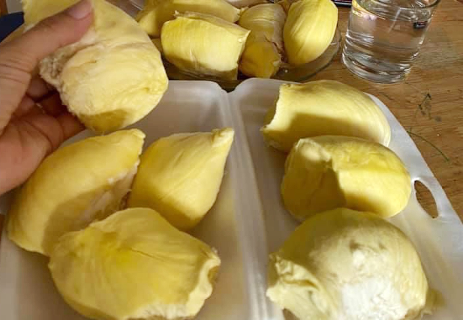 Sau rieng mien Tay 'ban xo' tai vuon gia 100.000 dong/kg hinh anh