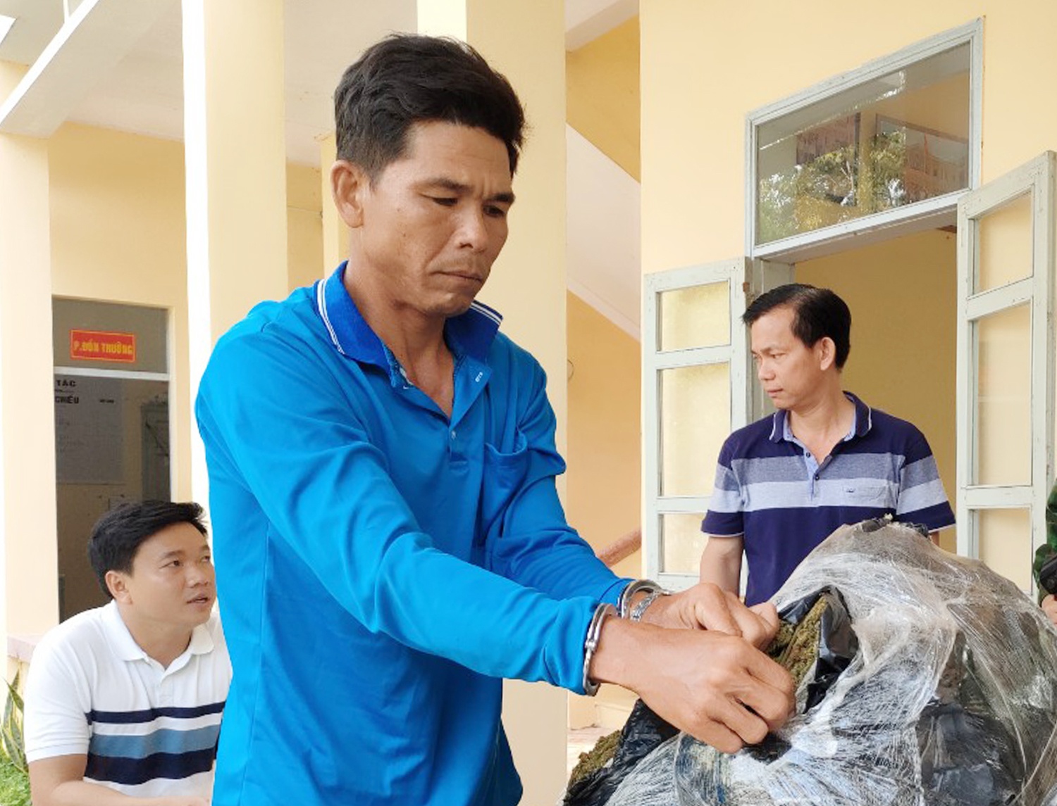 2 nguoi dan ong van chuyen 57 kg can sa qua bien gioi hinh anh