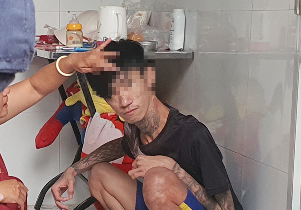 Giai cuu thanh nien nghi ngao da tren san thuong benh vien hinh anh